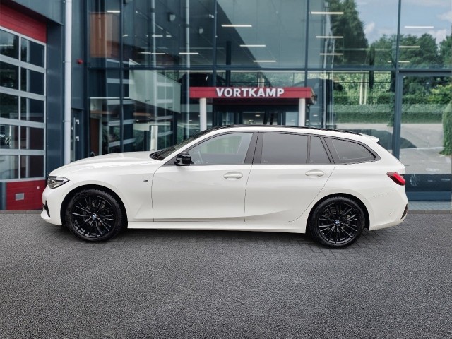 BMW 3-SERIE 318I SPORT LINE LEDER/CAMERA/STOELVERW/E-KLEP/CRUISE/LED, Vortkamp Enschede, Enschede