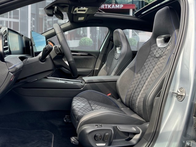 VOLKSWAGEN PASSAT 1.5 TSI DSG GTE R-LINE PANO-DAK/TREKHAAK/360-CAMERA/H&K/NAVI/ACC/HUD, Vortkamp Enschede, Enschede