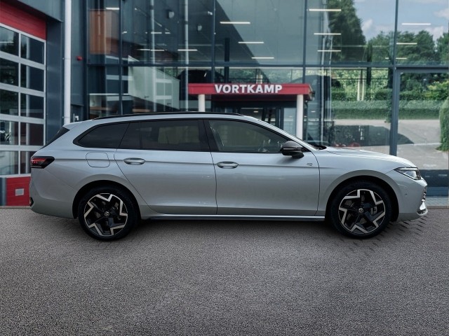 VOLKSWAGEN PASSAT 1.5 TSI DSG GTE R-LINE PANO-DAK/TREKHAAK/360-CAMERA/H&K/NAVI/ACC/HUD, Vortkamp Enschede, Enschede