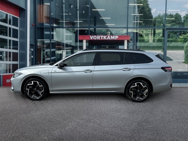 VOLKSWAGEN PASSAT 1.5 TSI DSG GTE R-LINE PANO-DAK/TREKHAAK/360-CAMERA/H&K/NAVI/ACC/HUD, Vortkamp Enschede, Enschede
