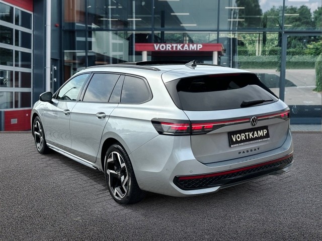 VOLKSWAGEN PASSAT 1.5 TSI DSG GTE R-LINE PANO-DAK/TREKHAAK/360-CAMERA/H&K/NAVI/ACC/HUD, Vortkamp Enschede, Enschede