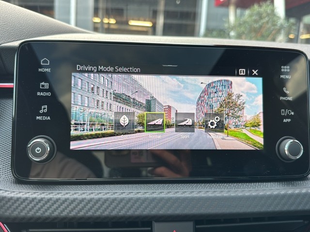 SKODA KAMIQ 1.0 TSI DSG MONTE CARLO GLASDAK/CAMERA/TREKHAAK/NAVI/CRUISE/STOELVERW, Vortkamp Enschede, Enschede