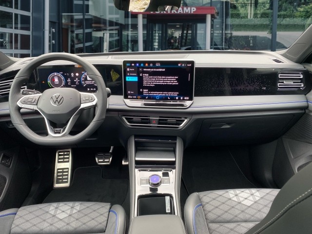 VOLKSWAGEN TIGUAN 1.5 TSI E-HYBRID R-LINE PANO-DAK/TREKHAAK/CAMERA/H&K/CARPLAY/ACC, Vortkamp Enschede, Enschede