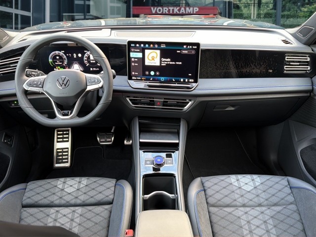 VOLKSWAGEN TIGUAN 1.5 TSI E-HYBRID R-LINE PANO-DAK/TREKHAAK/CAMERA/H&K/CARPLAY/ACC, Vortkamp Enschede, Enschede