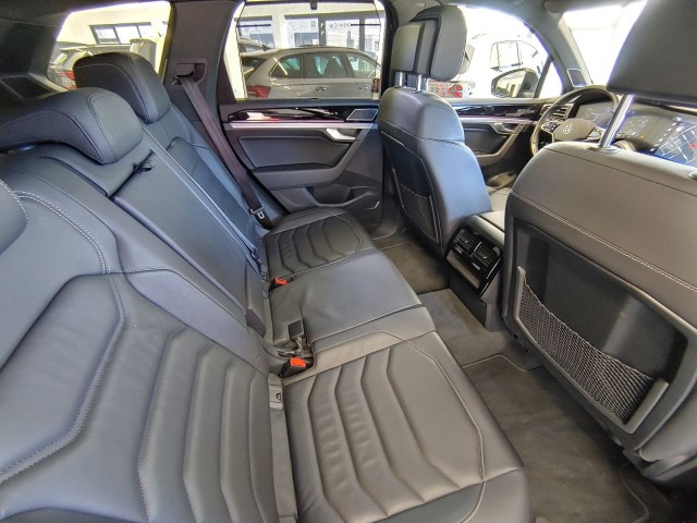 VOLKSWAGEN TOUAREG 3.0 TDI DSG R-LINE 4MOTION PANO-DAK/TREKHAAK/CAMERA/CARPLAY/ACC, Vortkamp Enschede, Enschede