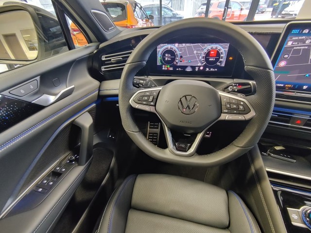 VOLKSWAGEN TIGUAN 1.5 TSI e-HYBRID 272 PK R-LINE PANO-DAK/CAMERA/TREKHAAK/HUD/LEDER/MEMORY, Vortkamp Enschede, Enschede