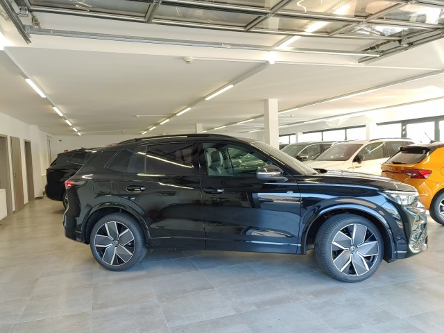 VOLKSWAGEN TIGUAN 1.5 eTSI R-LINE LEDER/PANO-DAK/TREKHAAK/CAMERA/ACC, Vortkamp Enschede, Enschede