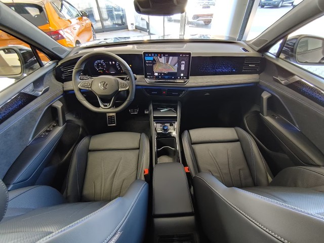 VOLKSWAGEN TIGUAN 1.5 eTSI R-LINE LEDER/PANO-DAK/TREKHAAK/CAMERA/ACC, Vortkamp Enschede, Enschede