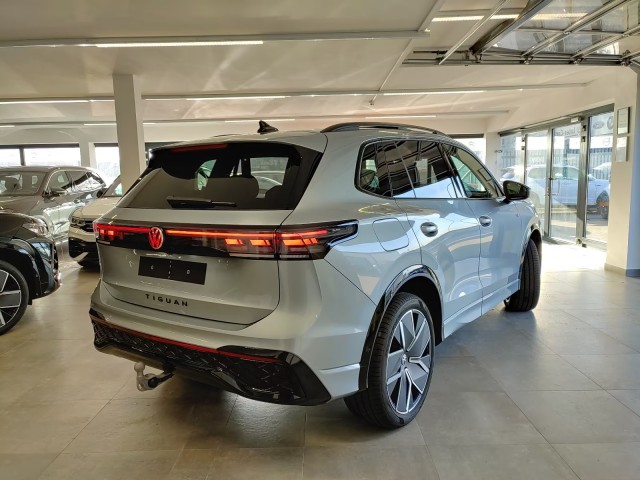 VOLKSWAGEN TIGUAN 1.5 eTSI R-LINE LEDER/PANO-DAK/TREKHAAK/CAMERA/HUD/ACC, Vortkamp Enschede, Enschede
