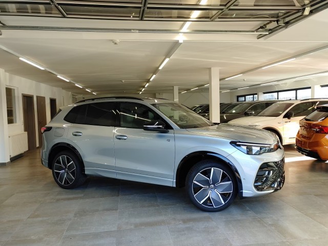 VOLKSWAGEN TIGUAN 1.5 eTSI R-LINE LEDER/PANO-DAK/TREKHAAK/CAMERA/HUD/ACC, Vortkamp Enschede, Enschede