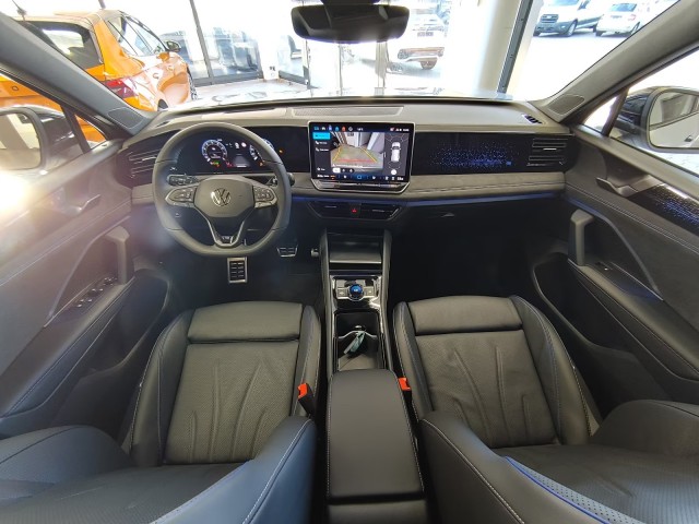 VOLKSWAGEN TIGUAN 1.5 eTSI R-LINE LEDER/PANO-DAK/TREKHAAK/CAMERA/HUD/ACC, Vortkamp Enschede, Enschede