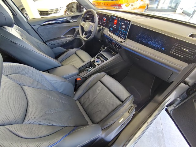 VOLKSWAGEN TIGUAN 1.5 eTSI R-LINE LEDER/PANO-DAK/TREKHAAK/CAMERA/HUD/ACC, Vortkamp Enschede, Enschede