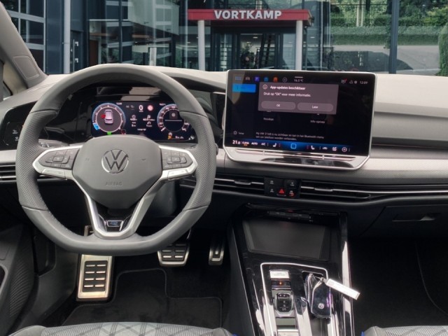 VOLKSWAGEN GOLF 1.5 eTSI R-LINE PANO-DAK/CAMERA/ACC/STOEL+STUURVERW, Vortkamp Enschede, Enschede