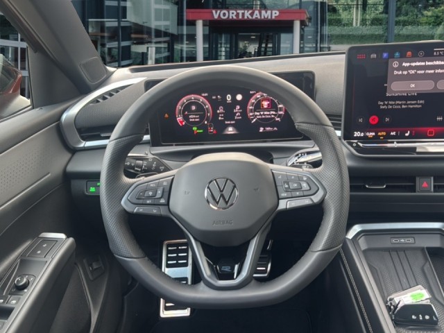 VOLKSWAGEN T-ROC 1.5 eTSI R-LINE BLACK STYLE TREKHAAK/ELEK-KLEP/CAMERA/ACC/STOELVERW, Vortkamp Enschede, Enschede