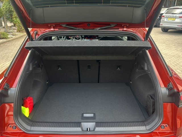 VOLKSWAGEN T-ROC 1.5 eTSI R-LINE BLACK STYLE TREKHAAK/ELEK-KLEP/CAMERA/ACC/STOELVERW, Vortkamp Enschede, Enschede