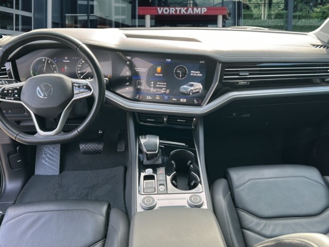 VOLKSWAGEN TOUAREG 3.0 TSI E-HYBRID 4MOTION TREKHAAK/PANO-DAK/ELEK-KLEP/360CAM/LEDER/ACC/STOELVERW, Vortkamp Enschede, Enschede