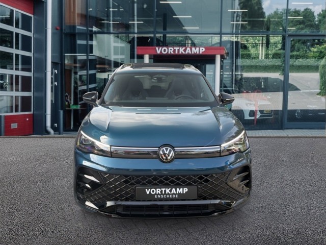 VOLKSWAGEN TIGUAN 1.5 eTSI R-LINE TREKHAAK/PANO-DAK/ELEK-KLEP/CAMERA/ACC/HUD/STOEL+STUURVERW, Vortkamp Enschede, Enschede