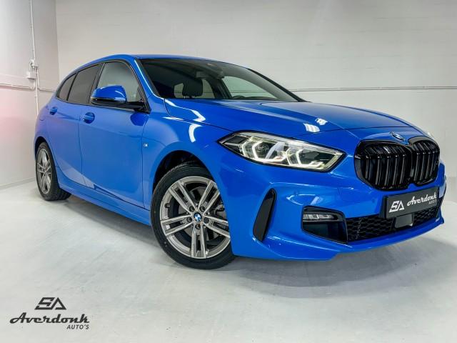 BMW 1-SERIE 118i 140PK M-SPORT *Sfeerv/Live Cockpit/NAP*, Averdonk Auto's, Haaksbergen