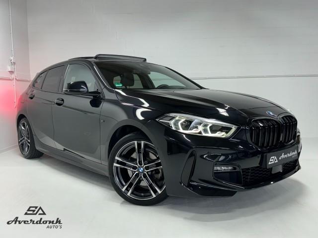 BMW 1-SERIE 118I 140PK M-Sport Pano/Leder/H&K/Cam/Stoelvw, Averdonk Auto's, Haaksbergen