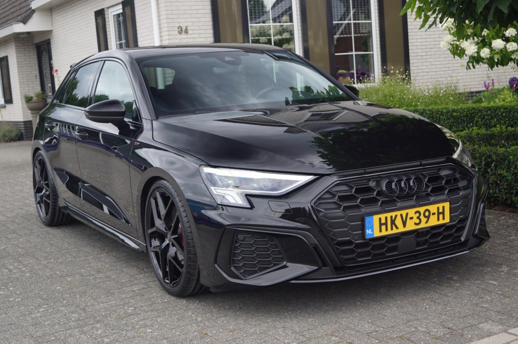 AUDI A3 Sportback 45 TFSI e (245pk) 3X S-line LED / Alcantara / 19 inch / S3 - Voorraad