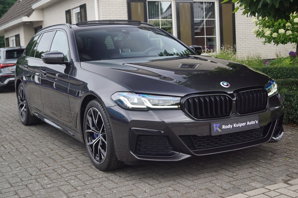 BMW 5-SERIE 530e M pakket (292pk) Laser / HUD / H&K / Pano / 4-wielbesturing / Alle opties! - Voorraad