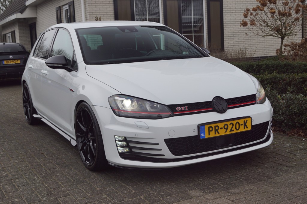VOLKSWAGEN GOLF GTI Performance 2.0 TSI (300pk) DSG Custom uitlaat / ACC / Camera / Trekhaak / Keyless / 19inch - Voorraad