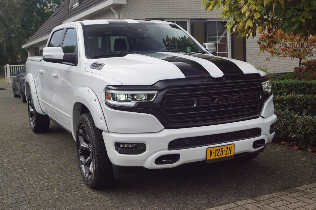 DODGE RAM 1500 5.7 V8 4x4 Crew Cab (400pk) Limited Panodak / Luchtvering / Trekhaak / LPG / Stoelkoeling - Voorraad