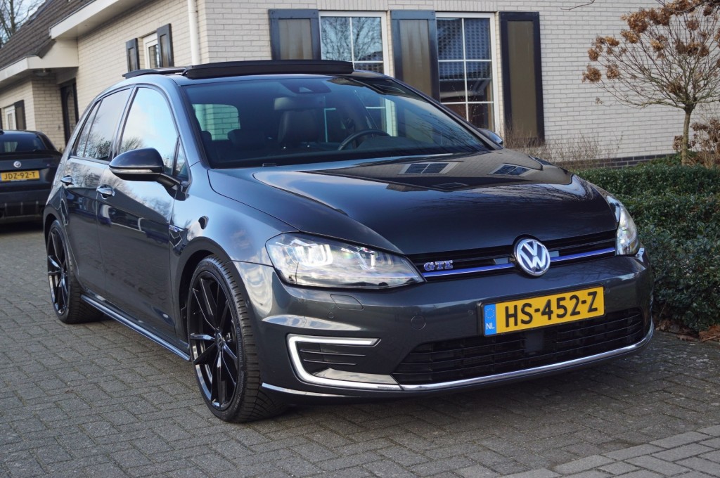 VOLKSWAGEN GOLF GTE 1.4 TSI Hybride (204pk) DSG Pano / Leer / Navi Pro / ACC / Camera / 19 inch - Voorraad