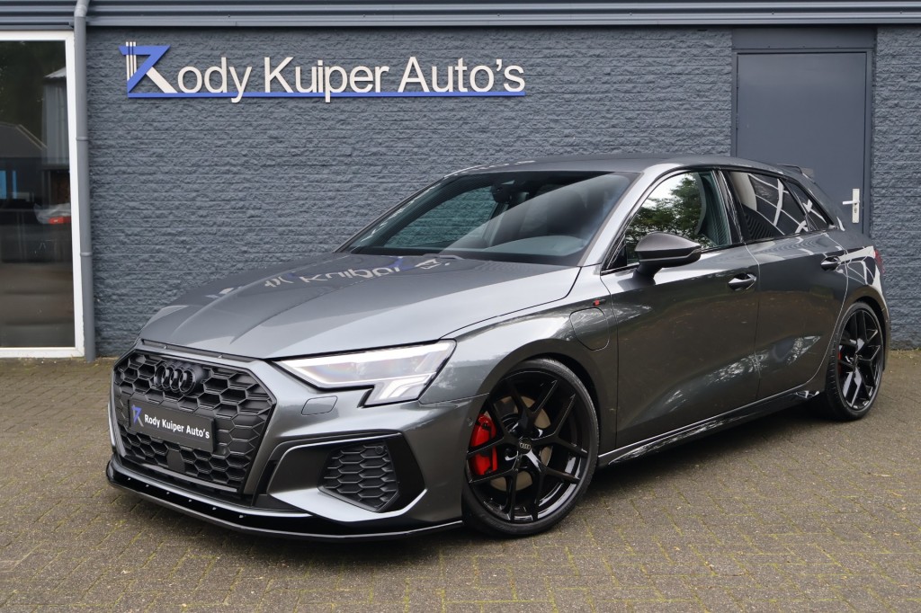 AUDI A3 Sportback 45 TFSIe (245pk) 3X S-line S3 Look / Carbon / LED / 19 inch / Camera - Voorraad
