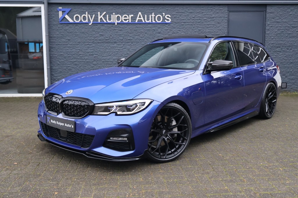 BMW 3-SERIE 330e Touring M Sport (292pk) Wheelforce / M340i Look / Laser / Panodak / Helix Geluidsysteem - Voorraad