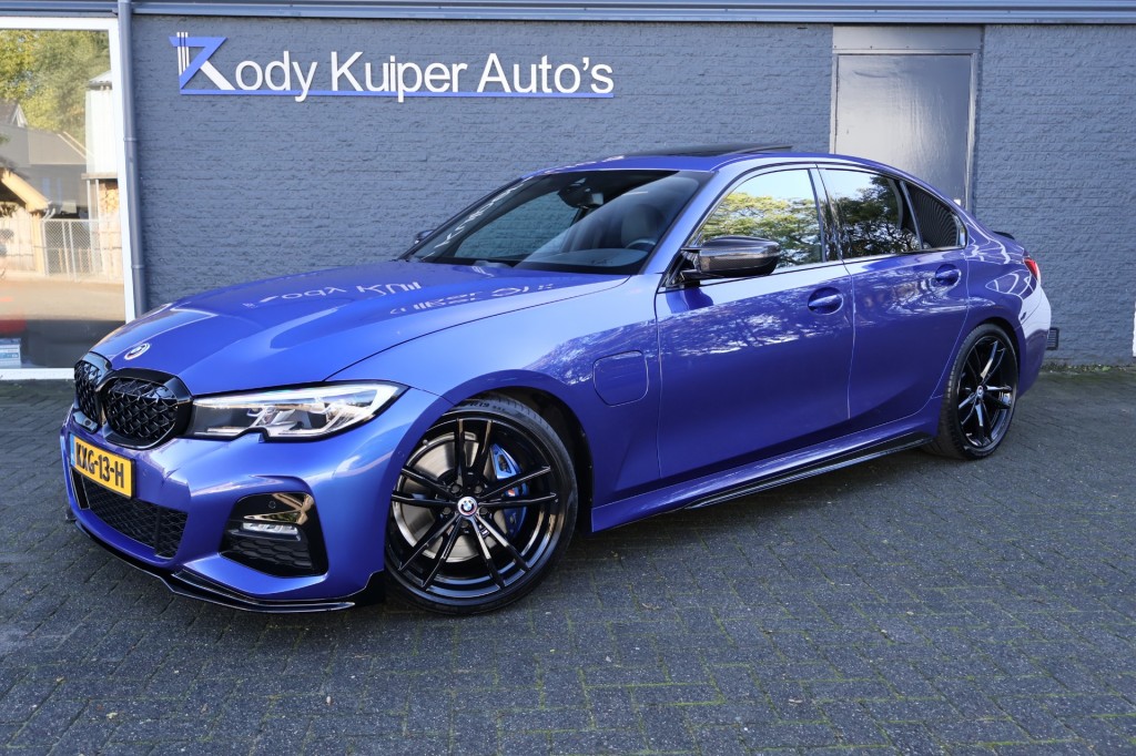 BMW 3-SERIE 330e (292pk) M340I Look Laser / HUD / H&K / Pano / Carbon - Bekijk Details