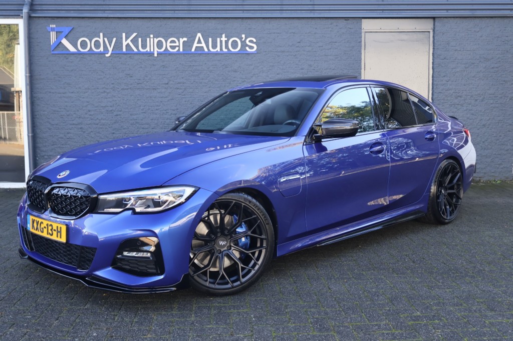 BMW 3-SERIE 330e (292pk) M340I Look Wheelforce / Laser / HUD / H&K / Pano / Carbon - Voorraad
