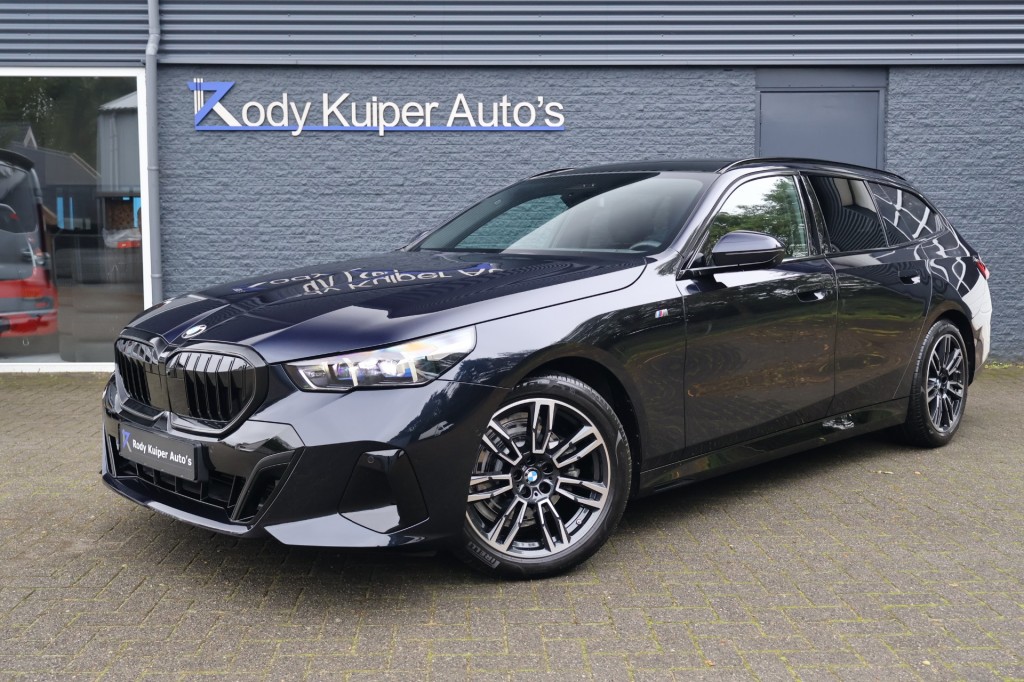 BMW 5-SERIE 520D Touring M Sport Pano / 4-wielbesturing / Trekhaak / Head-up / Bowers & Wilkins - Voorraad