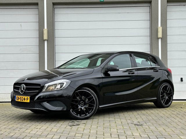 MERCEDES-BENZ A-KLASSE 180 Ambition 122pk NL auto Navi Bluetooth PDC Airco 19'' Velgen, Van den Noort Automotive, Haaren