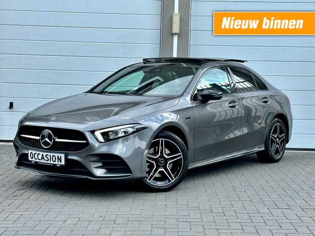 MERCEDES-BENZ A-KLASSE A250e Limo AMG Line Hybride Pano Sfeer Night Carplay Widescreen, Van den Noort Automotive, Haaren