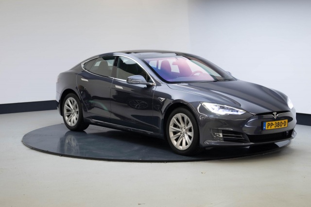 TESLA MODEL S - 90D Base