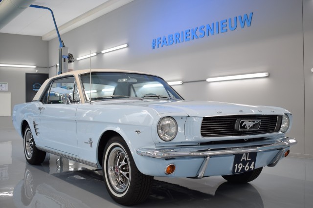 FORD MUSTANG