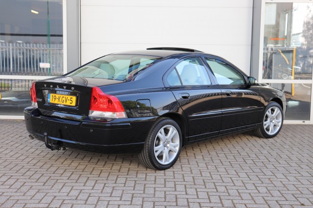 VOLVO S60 2.4 AUT DRIVERS EDITION/1E EIG/ORIG.NL/ORIG.KM'S, Carmix, OSS