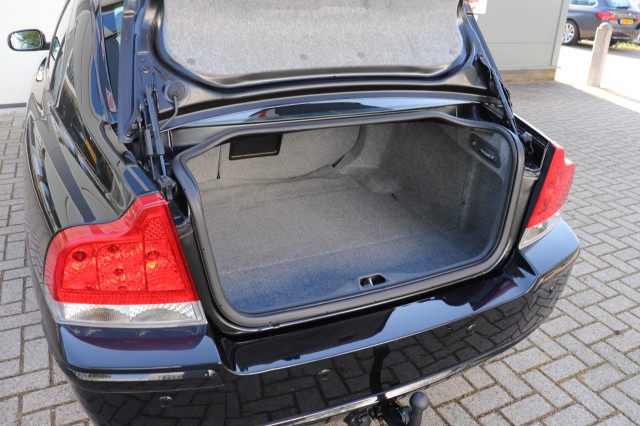 VOLVO S60 2.4 AUT DRIVERS EDITION/1E EIG/ORIG.NL/ORIG.KM'S, Carmix, OSS