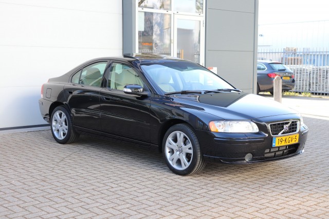 VOLVO S60 2.4 AUT DRIVERS EDITION/1E EIG/ORIG.NL/ORIG.KM'S, Carmix, OSS