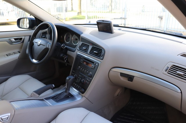 VOLVO S60 2.4 AUT DRIVERS EDITION/1E EIG/ORIG.NL/ORIG.KM'S, Carmix, OSS