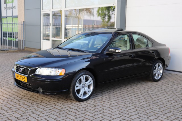 VOLVO S60 2.4 AUT DRIVERS EDITION/1E EIG/ORIG.NL/ORIG.KM'S, Carmix, OSS