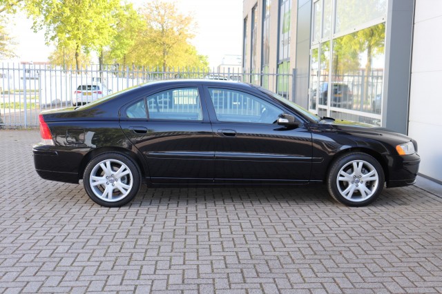 VOLVO S60 2.4 AUT DRIVERS EDITION/1E EIG/ORIG.NL/ORIG.KM'S, Carmix, OSS