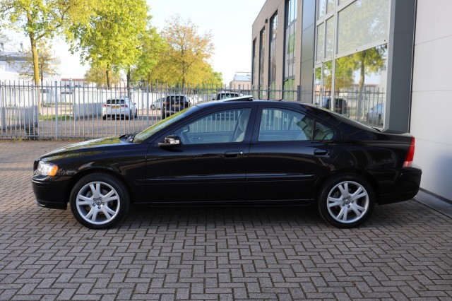 VOLVO S60 2.4 AUT DRIVERS EDITION/1E EIG/ORIG.NL/ORIG.KM'S, Carmix, OSS