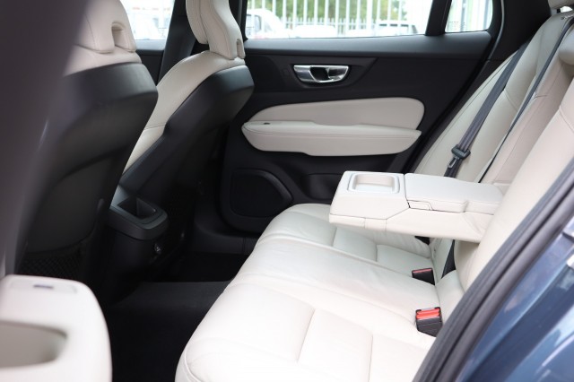 VOLVO V60 2.0 T4 AUT/LEER/SPORTSTOELEN/AppleCarPlay/Orig.NL/DEALERONDERH./, Carmix, OSS