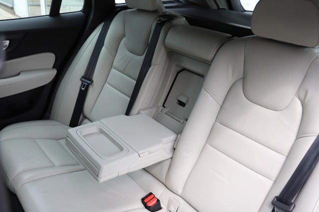 VOLVO V60 2.0 T4 AUT/LEER/SPORTSTOELEN/AppleCarPlay/Orig.NL/DEALERONDERH./, Carmix, OSS