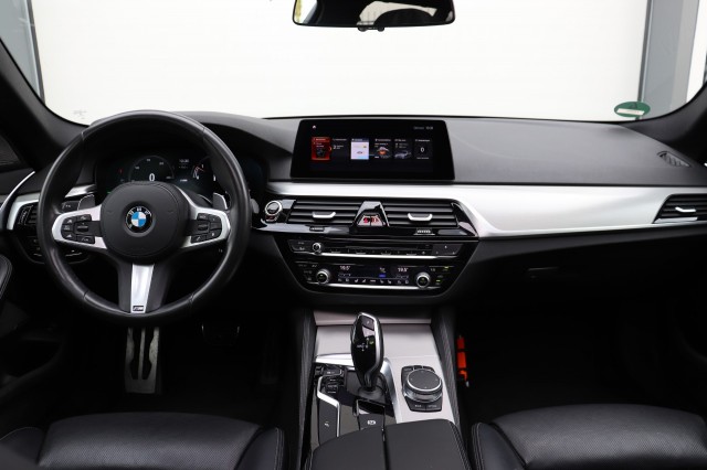BMW 5-SERIE 540D XD HIGH EX. ED. 320PK AUT/M-Sport/Pan.Dak/1e eig/orig.NL, Carmix, OSS