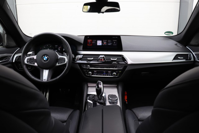 BMW 5-SERIE 540D XD HIGH EX. ED. 320PK AUT/M-Sport/Pan.Dak/1e eig/orig.NL, Carmix, OSS