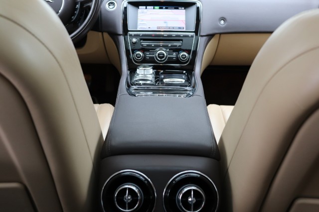 JAGUAR XJ 3.0 V6 SC (340PK) PORTFOLIO/ORIG.NL/PAN.DAK/85DKM!/19, Carmix, OSS