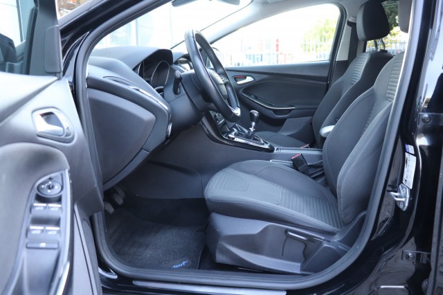 FORD FOCUS 1.0 125PK 6-BAK TITANIUM/NAVI/CLIMA/CRUISE/STOEL&STUURVERW./18, Carmix, OSS